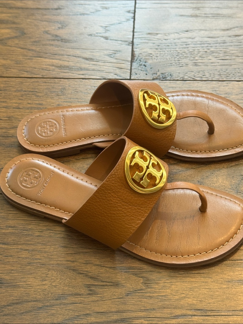 Tory Burch Tan Leather Miller Thong Sandals with Gold Logo - Picture 5 of 6